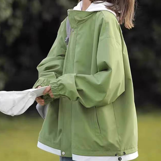 2025秋冬新作レディースフェイクツーピースジャケット。ルーズで大きなサイズが特徴で、優雅で高級感のあるライトラグジュアリーなデザイン。アウターとして、秋冬のあらゆる場面で存在感を演出します。